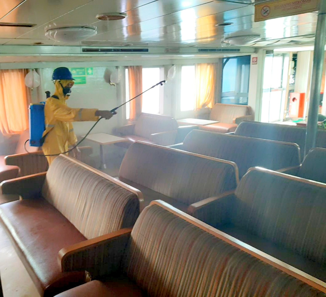 STERILISASI : Petugas melakukan penyemprotan disinfektan di atas kapal milik PT Darma Lautan Utama beberapa waktu lalu.