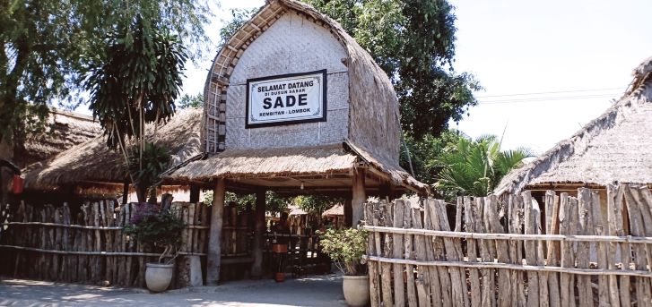 SEPI: Tampak pintu masuk menuju objek wisata Dusun Sade Desa Rambitan, Pujut Lombok Tengah terlihat sepi, beberapa waktu lalu.(Dedi/Lombok Post)