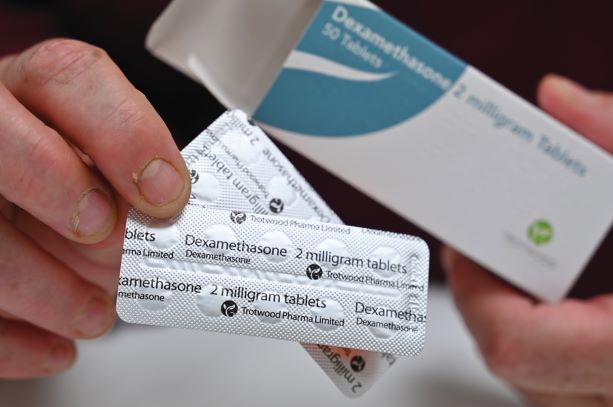 DINANTIKAN DUNIA: Seorang apoteker menunjukkan obat dexamethasone jenis tablet di apotek tempatnya bekerja, kemarin (18/6). Obat ini mulai diuji klinis di Inggris dan hasilnya diketahui dapat menyelamatkan pasien positif Covid-19 yang kritis. Obat ini sud