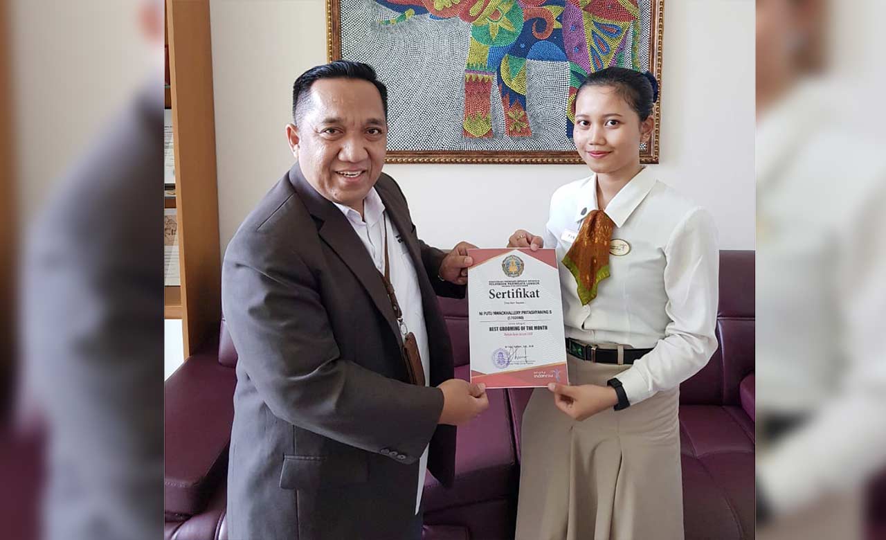 Wakil Direktur Politeknik Pariwisata Lombok Muhammad Yahyadin Alimuddin memberikan sertifikat penghargaan kepada mahasiswa dan mahasiswi yang mendapatkan predikat Best Grooming periode bulan Februari 2020.