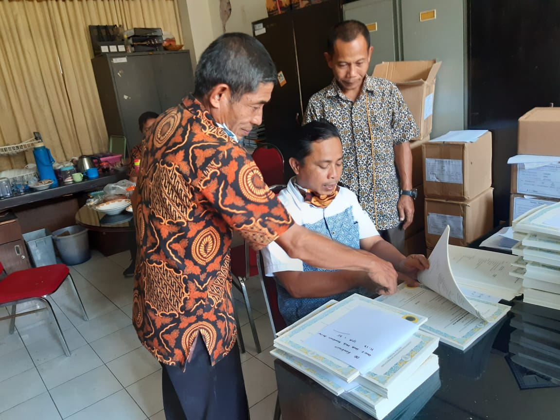 MENCARI INFORMASI: Sejumlah warga membaca informasi terkait, pendaftaran PPDB di SMPN 15 Mataram, kemarin (15/6/2020).