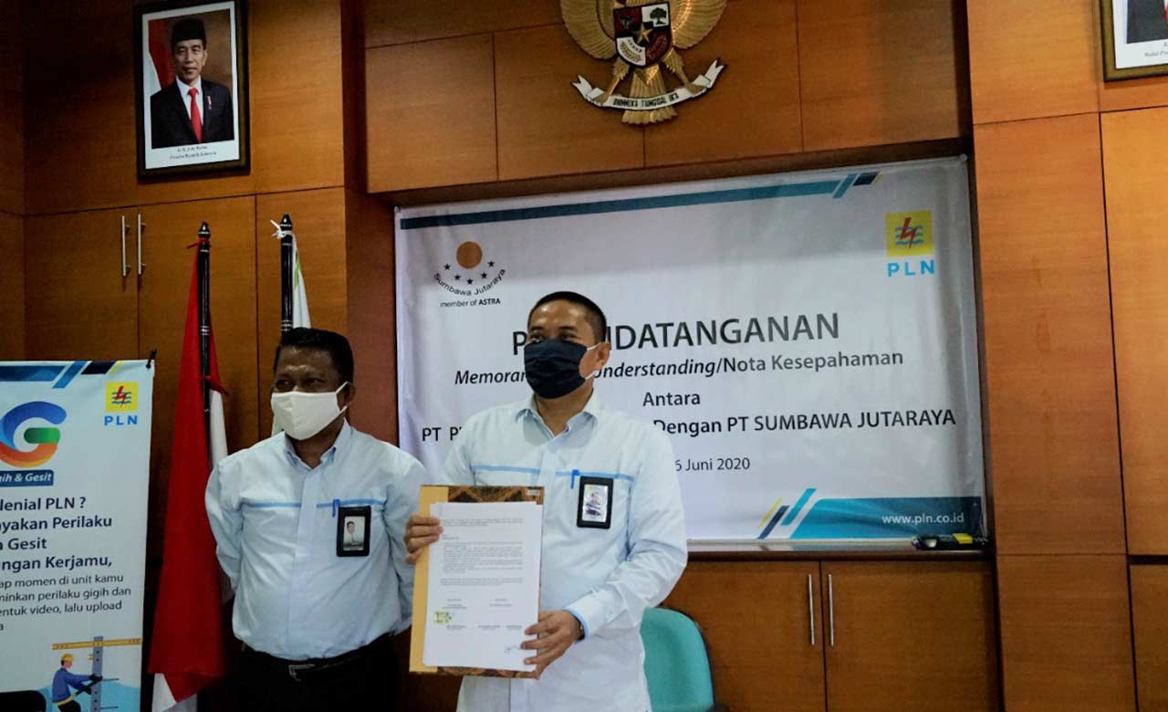 UNTUK INDUSTRI BUMI GORA: General Manager PLN UIW NTB Rudi Purnomoloka menunjukkan dokumen Mou antara PLN UIW NTB dengan PT Sumbawa Jutaraya yang ditandatangani kemarin, (16/6). PT SJR akan menjadi pelanggan listrik terbesar di NTB.