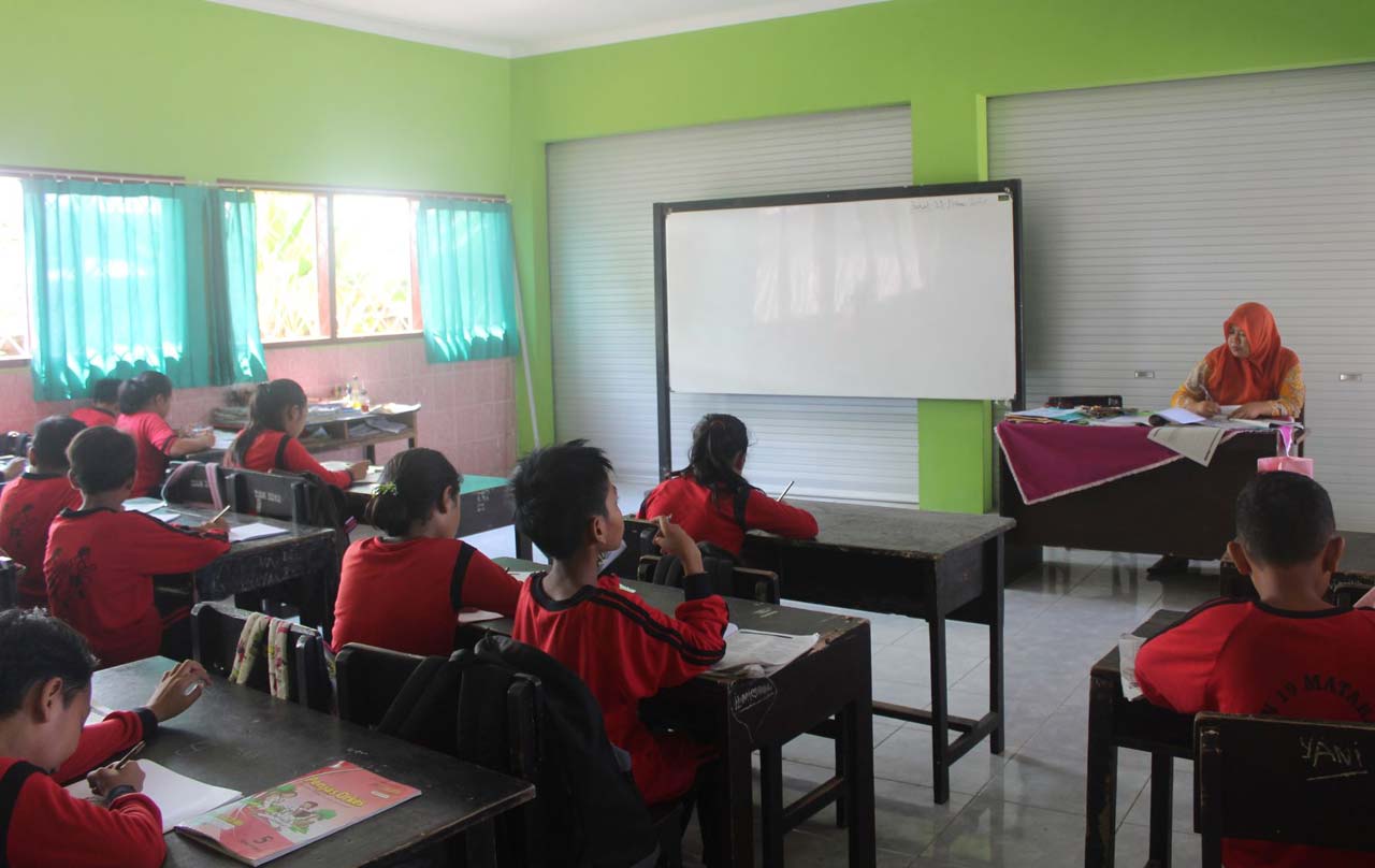 TRANSFER ILMU: Seorang guru menjelaskan mater pelajaran kepada para muridnya, di SDN 19 Mataram, beberapa waktu lalu.