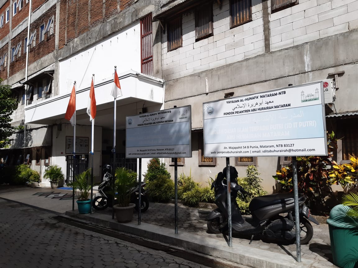 MINIM AKTIVITAS: Suasana di depan SD IT Ponpes Abu Hurairah, kemarin (17/6/2020). Tampak sangat sepi aktivitas, karena semua santri sudah dipulangkan sejak merebaknya pandemi, tiga bulan lalu.