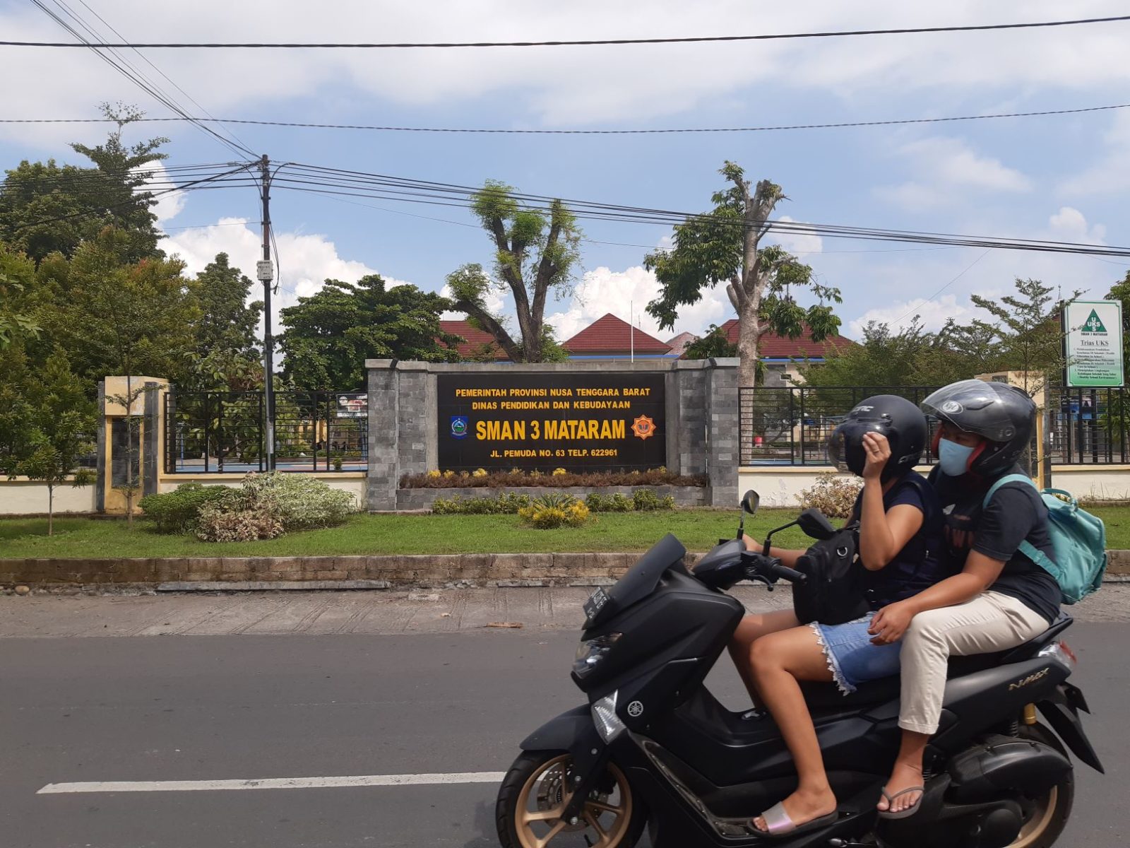 SEKOLAH IDAMAN: Dua pengendara sepeda motor melintas di depan SMAN 3 Mataram, kemarin (21/6/2020).
