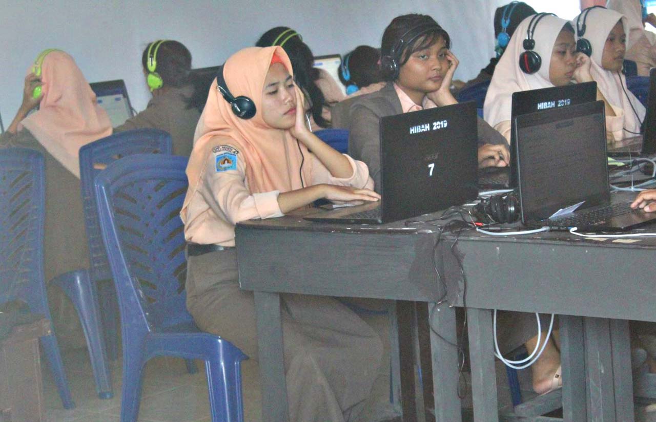 KERJAKAN SOAL: Para peserta fokus mengerjakan soal UNBK di SMKN 4 Mataram, beberapa waktu lalu.