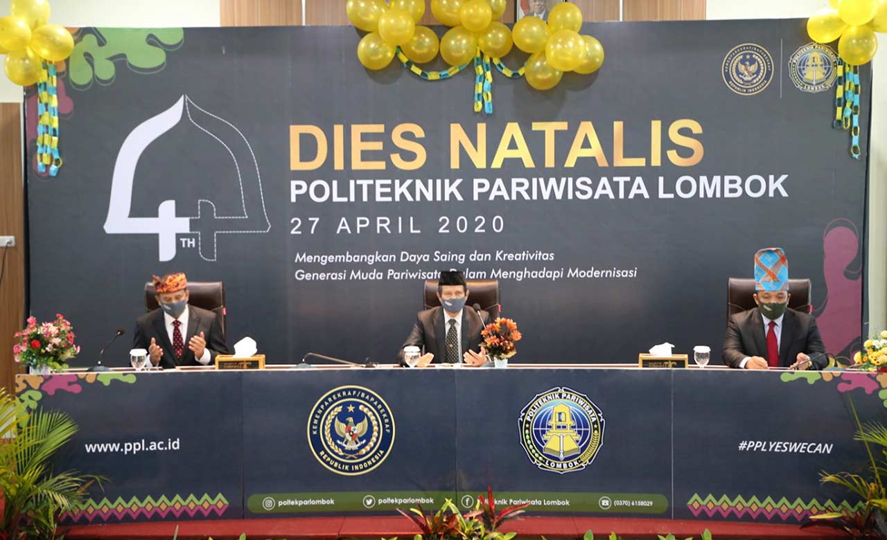 BERDOA : Ketiga Direktur Poltekpar Lombok, Farid Said (kiri), Hamsu Hanafi (tengah), dan Yahyaddin Alimuddin (kanan) saat menghadiri acara Dies Natalis ke-4 Poltekpar Lombok di Ruang Ampitheater Gedung Rektorat kampus, Rabu (22/04) lalu. tampak ketiganya