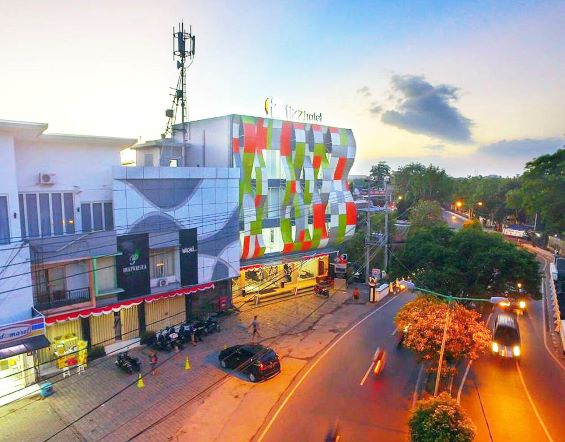 TETAP BEROPERASI: Seorang warga melintas di depan Fizz Hotel, belum lama ini. Hotel ini tetap buka meski Pandemi Covid-19 tengah berlangsung. (FIZZ for Lombok Post)