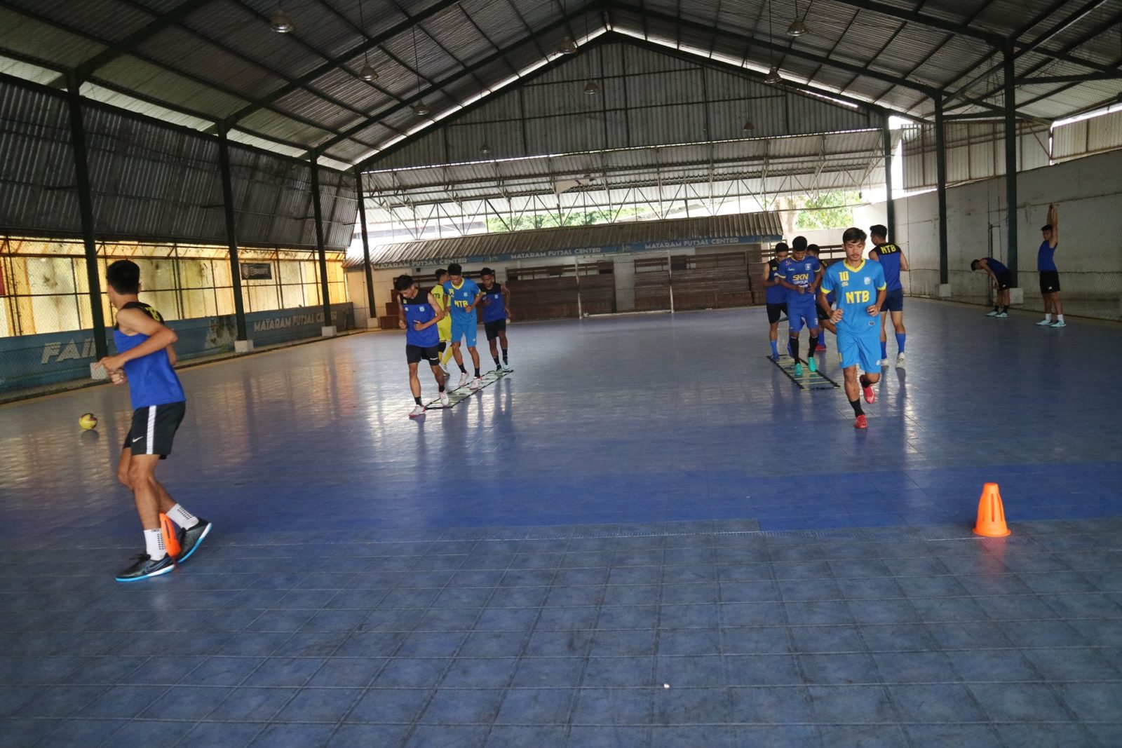 LATIHAN: Tim futsal NTB saat menjalani latihan sebelum pandemi covid-19, beberapa waktu lalu. (dok/Lombok Post)