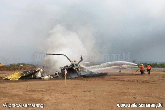 Helikopter milik Penerbad jatuh dan terbakar di area proyek PT Kawasan Industri Kendal (KIK), Desa Wonorejo. (Budi Setyawan/Jawa Pos Radar Semarang)
