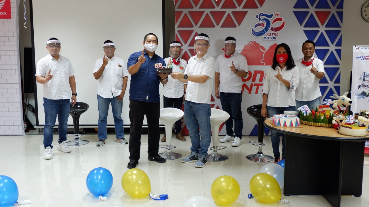 F-honda---Salam 1 hati: Manajemen Astra Motor NTB saat merayakan HUT ke 50, Senin (15/6/2020).