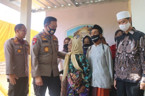 GEMBIRA: Inaq Sihin, 85 tahun, warga Desa Lembar Selatan begitu senang melihat Kapolda NTB Irjen Pol Mohammad Iqbal didampingi Kapolres Lobar AKBP Bagus Satriyo Wibowo setelah rumahnya yang semula tidak layak huni, selesai diperbaiki pihak Polres Lobar, J