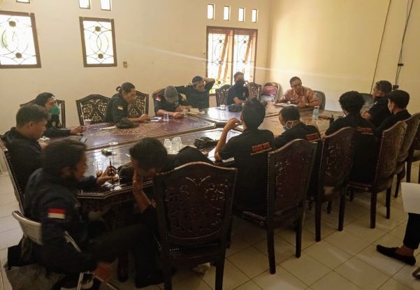 PERTANYAKAN RTG: Sejumlah anggota DPD Kasta NTB Kabupaten Lobar saat hearing ke Kantor Dinas Perkim Lobar, Kamis (18/6) lalu. (KASTA LOBAR FOR LOMBOK POST)