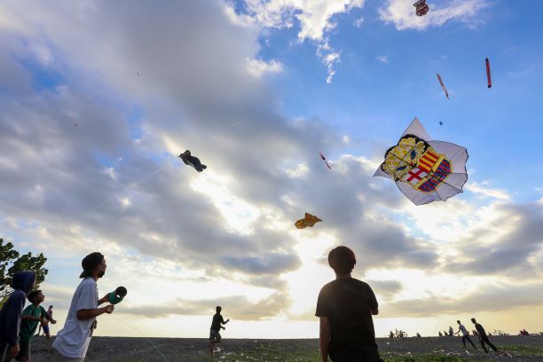 TIDAK BERBAHAYA: Warga pencinta layangan hias menaikkan layangan raksasa dengan berbagai motif di pantai Loang Baloq, Kota Mataram, Rabu (24/6) (IVAN/LOMBOK POST)