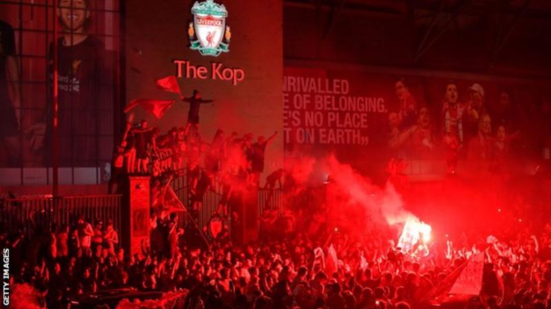 Suasana keramaian para pendukung Liverpool  merayakan gelar juara. (Getty Image)
