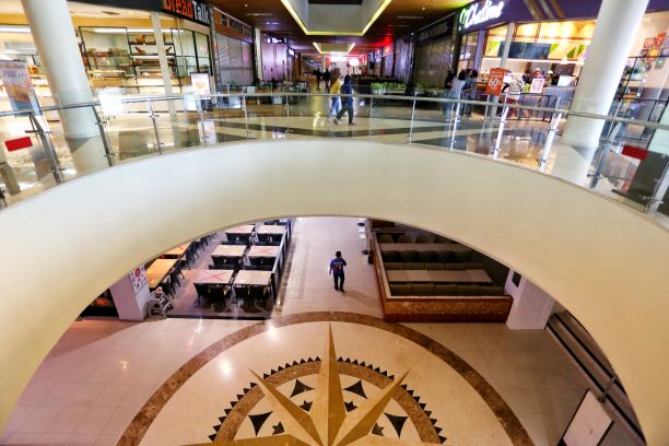 Suasana Lombok Epicentrum mall, Kota Mataram, beberapa waktu lalu. Mall ini akan segera dibuka kembali menyusul kebijakan Pemkot Mataram yang mengizinkan pembukaan kembali pusat pusat perbelanjaan. (Ivan/Lombok Post) .