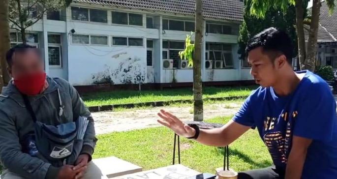 MEDIASI: Kasatreskrim Polres Loteng AKP Priyo Suhartono (kanan), saat memberikan penjelasan kepada inisial MH, warga Desa Ranggagata, Praya Barat Daya yang melaporkan ibu kandung nya, Sabtu (27/6).( POLRES LOTENG FOR LOMBOK POST)