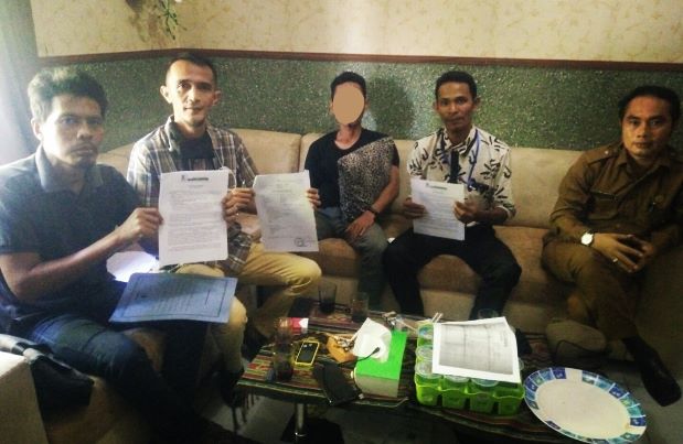 MERASA TERTIPU: MU (tengah) didampingi kuasa hukumnya dan Kepala Desa Gelogor Arman Iswara (paling kanan) saat memberikan keterangan kepada Lombok Post ditemui di Kantor Desa Gelogor, Selasa (9/6). (TONI/LOMBOK POST)