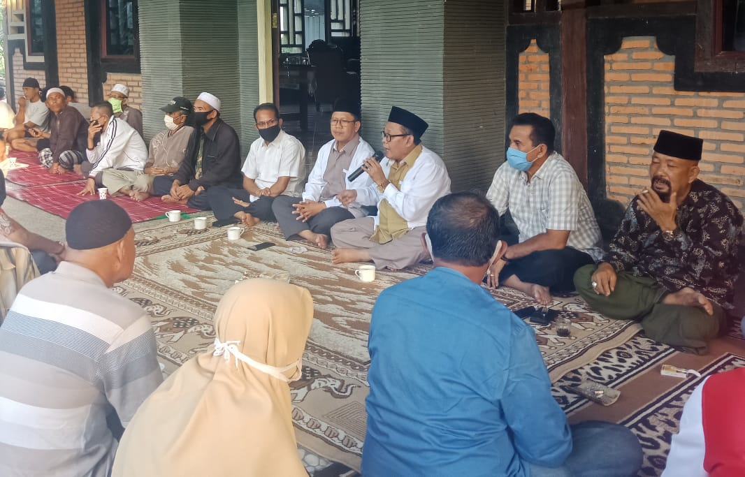 SOSIALISASI : Bakal Calon Wakil Wali Kota Mataram H. Wildan,SE (tiga dari Kanan)  di damingi Bakal Calon Wali Kota Mataram Samaun Lukman S.Pt (empat dari kanan) berpidato di depan tamu undangan di rumah warga di Lingkungan Kebon Talo Ampenan Kota Mataram,