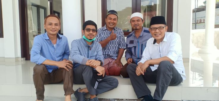 TAK TERPENGARUH ISU: HL Makmur Said (paling kanan) dan H Barduttamam Ahda (dua dari kiri) bertemu dengan warga di salah satu Masjid kawasan Selagalas, Kota Mataram, (17/8). (Lalu Muhammad/Lombok Post)