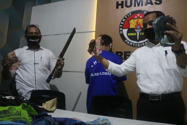 DIRINGKUS: AE, pelaku pencurian asal Lombok Tengah akhirnya diringkus aparat Polres Lobar Senin (15/6) lalu. (Dok. Polres Lobar)