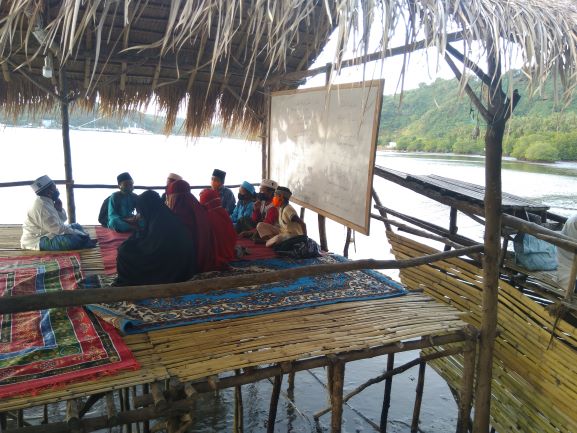 BELAJAR ALQURAN: Suasana proses belajar mengajar Alquran di TPQ Tanjung Mengaji Desa Labuan Tereng, Kecamatan Lembar belum lama ini.(TONI/LOMBOK POST)
