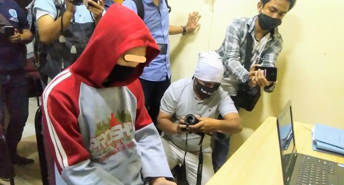 BERI KESAKSIAN: SU alias Mita, 25 tahun, warga Kecamatan Ampenan yang dilaporkan atas dugaan penipuan setelah menikah dengan sesama jenis, kemarin (8/6).(Toni/Lombok Post)