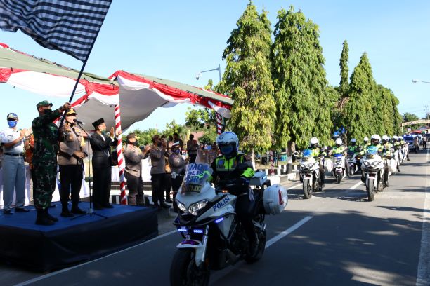 RINGANKAN BEBAN MASYARAKAT: Kapolda NTB Irjen Pol M Iqbal (tengah)  bersama Danrem 162/WB melepas personel yang akan membagikan sembako ke masyarakat di Mapolda NTB, Jumat (26/6). (HARLI/LOMBOK POST)