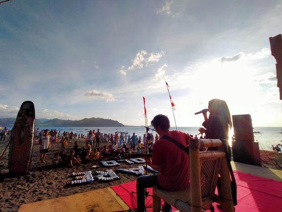 MULAI DIPADATI PENGUNJUNG: Inilah Pantai Cemara yang ada di Desa Lembar Selatan. Sejak Minggu (21/6) lalu, pantai ini ramai dipadati pengunjung.(TONI/LOMBOK POST)