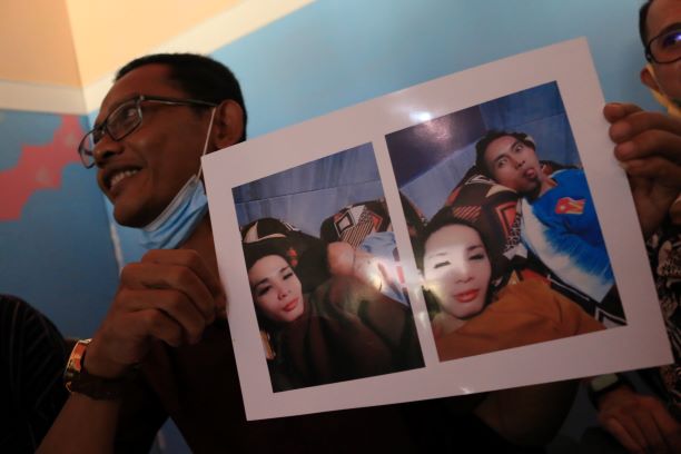 BUKTI: Kuasa hukum Mita  menunjukkan bukti kedekatan kliennya bersama Mita dengan mantan suaminya Su,  (10/6) lalu. Mita sendiri yang kini tersangka di Polres Lobar sempat berencana mengadukan balik mantan suaminya ke polisi. (Didit/Lombok Post)