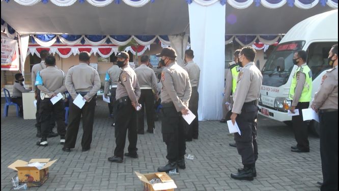 MENGANTRE: Personel Polres Loteng saat menunggu giliran donor darah di halaman polres, Sabtu (27/6).( POLRES LOTENG FOR LOMBOK POST)
