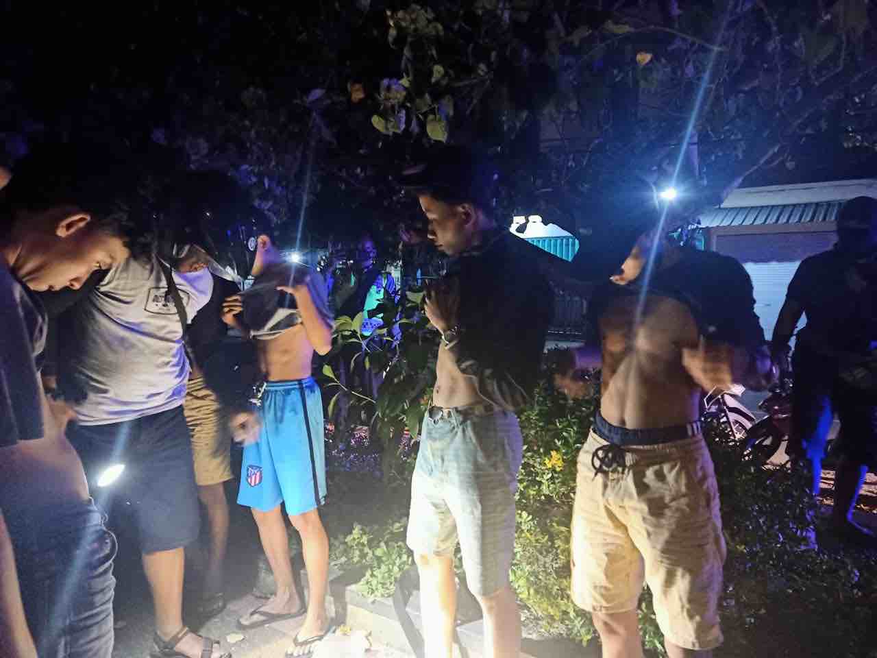 DIGELEDAH: Beberapa pemuda diperiksa polisi saat dibubarkan melakukan pesta miras di Lapangan sepak bola Perumnas, Jalan Kesra Raya, Lingkungn Asahan, Ampenan, Sabtu malam (20/6). (Ist/Lombok Post)