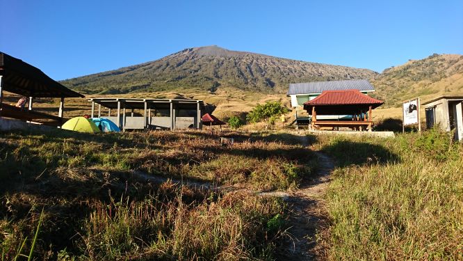 SEGERA DIBUKA : Suasana area perkemahan di Pos Pendakian Rinjani, jalur Sembalun Lombok Timur beberapa waktu lalu. (Zulhakim/Lombok Post)