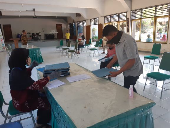PENGAMBILAN SKL: Suasana pengambilan Surat Keterangan Lulus oleh orang tua dengan menerapkan protokol kesehatan pencegahan Covid-19, di Aula SMPN 2 Mataram, Jumat  (5/6) lalu. (Yuyun/Lombok Post)