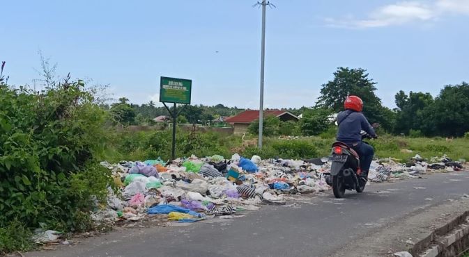 JOROK: Tumpukan sampah yang muncul di pinggir jalan potong menuju Bangsal di Desa Pemenang Timur, Minggu (7/6). Kawasan ini bukanlah Tempat Pembuangan sampah (TPS). (Ferial/Lombok Post)