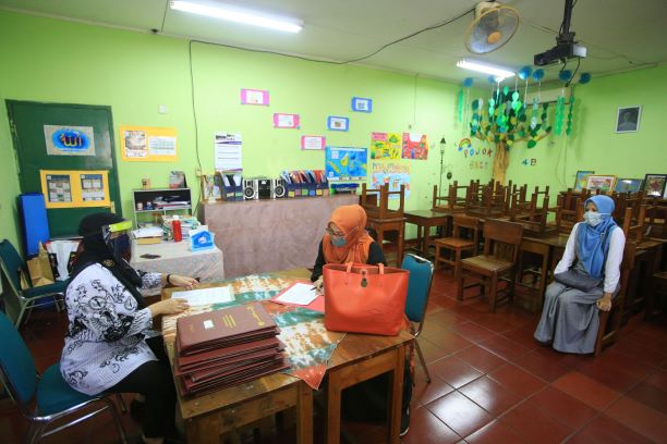 PEMBAGIAN RAPORT: Kamis (25/6) adalah hari kenaikan kelas anak-anak sekolah di seluruh Indonesia yang ditandai dengan pembagian raport. Siswa tidak diperkenankan datang ke sekolah. Raport diambil orang tua. Di Mataram, sekolah mengatur jadwal pengambilan