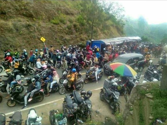 MEMBELUDAK: Pengunjung memadati Pusuk Sembalun di Desa Sembalun Bumbung, Kecamatan Sembalun, Minggu (21/6). (Andri for Lombok Post)