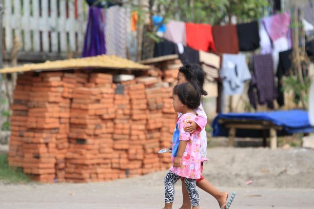 HIDUP DAMAI: Dua anak warga dari jemaat Ahmadiyah terlihat hidup damai di asrama Transito, di Majeluk, Kecamatan Mataram. Tempat mereka tinggal ini rencananya akan dijadikan Rusunawa.(Ivan/Lombok Post)
