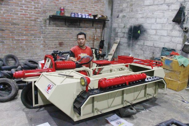 Yogi Hermawan, bersama  Vespa Tank buatannya(Dok. Jawa Pos)