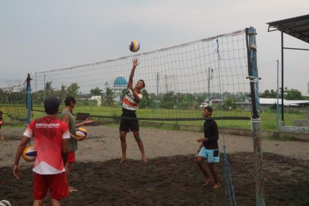 SATU EMAS: Atlet-atlet voli pasir NTB berlatih di GOR 17 Desember, beberapa waktu lalu. (Dok. Lombok Post)