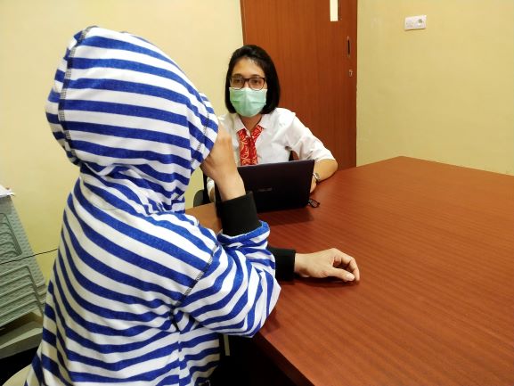 PENIPU: Waria berinisial R (kiri) diperiksa penyidik Unit Tipidter Polresta Mataram, Senin (8/6). (Harli/Lombok Post)