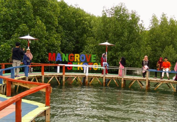 MULAI RAMAI: Sejumlah wisatawan mulai mendatangi kawaan Wisata Mangrove Desa Sekotong Tengah, Minggu (7/6). (Toni/Lombok Post)
