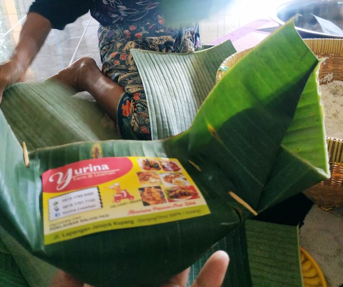 NASI BUNGKUS: Seorang pekerja saat menyiapkan pesanan nasi bungkus di Yurina Farm dan Lesehan di Desa Kopang Rembiga, Kopang, Loteng, Sabtu (20/6). (Dedi/Lombok Post)