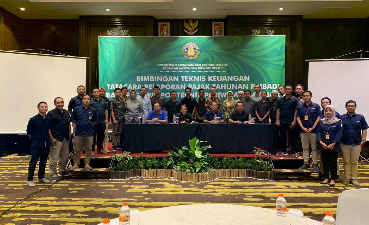 Jajaran dosen, pemateri, dan seluruh pegawai Poltekpar Lombok berfoto bersama usai kegiatan berlangsung di Hotel Lombok Astoria, beberapa waktu lalu.