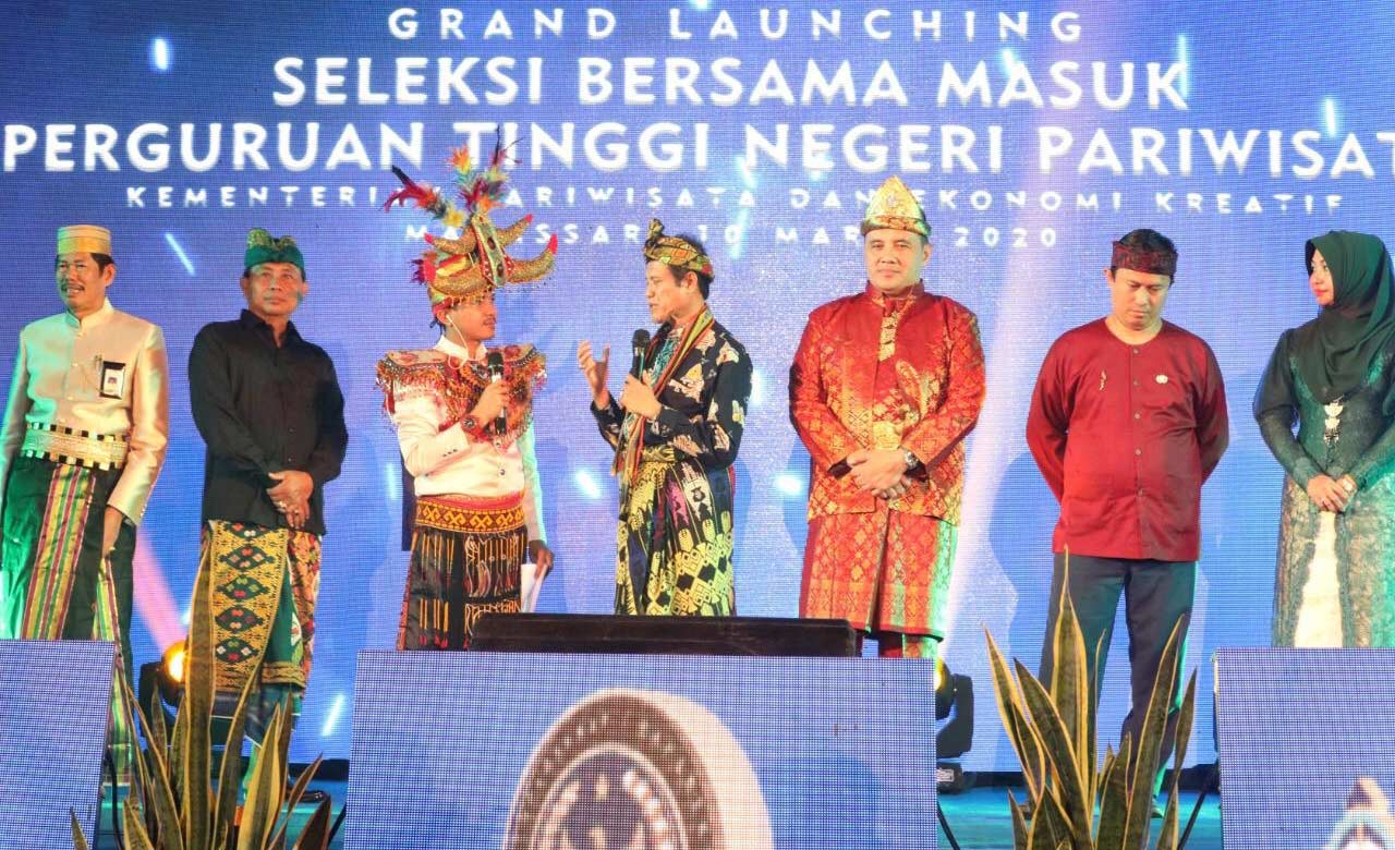Direktur Poltekpar Lombok bersama lima Pimpinan Perguruan Tinggi Negeri Pariwisata lainnya, saat menghadiri acara Grand Launching SBMPTNP di Makasar, Selasa (10/3).