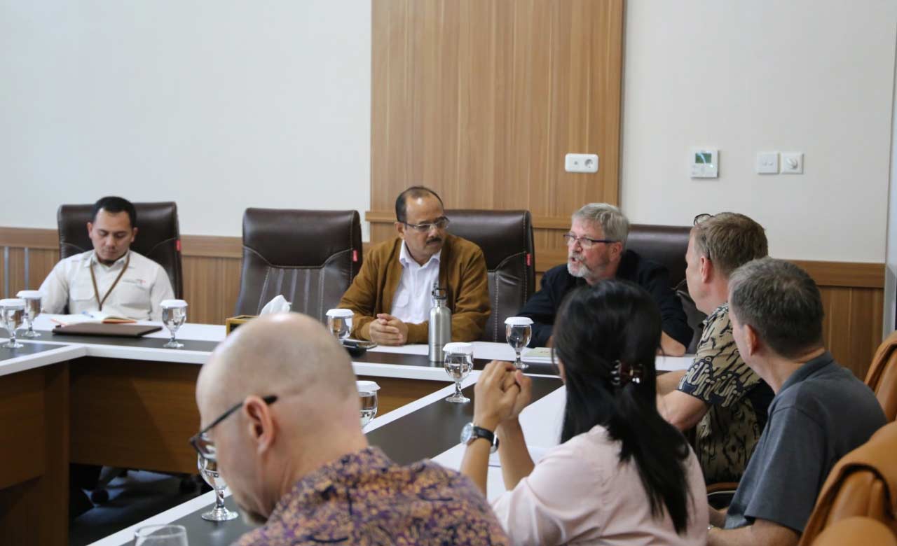 Herry Sastrawan selaku Kasubbag Administrasi Umum, bersama Farid Said sebagai Wakil Direktur Poltekpar Lombok hadir serta perwakilan dari STED saat acara penyambutan dan perkenalan Alfred Gafner, Senior Expert Culinary dari Swiss di Ruang Meeting Manajeme