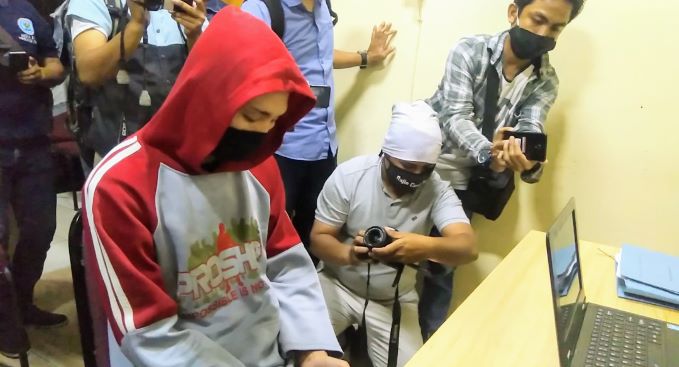 DIPERIKSA: Mita alias Su saat diperiksa di Polres Lombok Barat beberapa hari lalu.( DOK/LOMBOK POST)