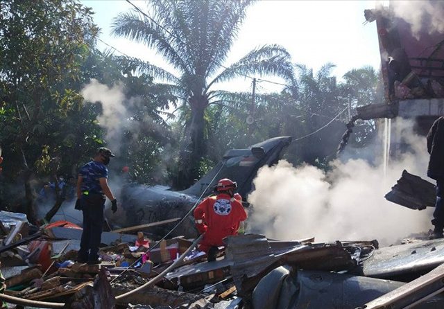 Pesawat militer dari Skadron Udara 12 Pangkalan Udara Roesmin Nurjadin yang jatuh di Desa Kubang Jaya, Kampar, Riau, Senin (15/6) (Antara Photo)