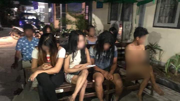 DIAMANKAN: Petugas gabungan mengamankan transpuan yang menjalankan praktik prostitusi di Pasar Cakranegara, belum lama ini.(SUHARLI/LOMBOK POST)