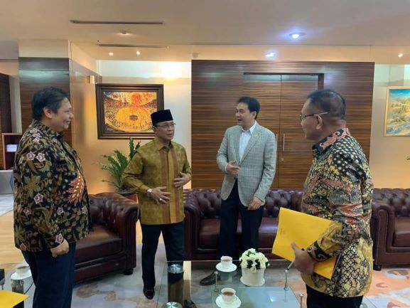 LOBI TINGGI : Wali Kota Mataram H Ahyar Abduh (dua dari kiri) saat bersilaturahmi ke Ketua Umum Partai Golkar H Airlangga Hartarto (paling kiri), dan ditemani Wakil Ketua Umum DPP Partai Golkar Azis Syamsudin (dua dari kanan), beberapa waktu lalu. (Ist/Lo